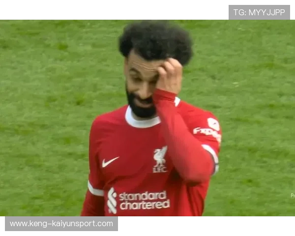 利物浦中路直塞穿透防线，萨拉赫小角度抽射偏出